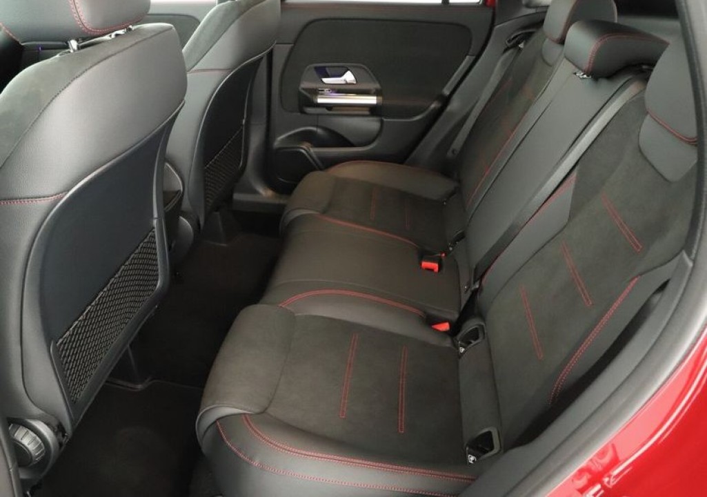 Mercedes-Benz GLA 220 4MATIC AMG Line - foto 8