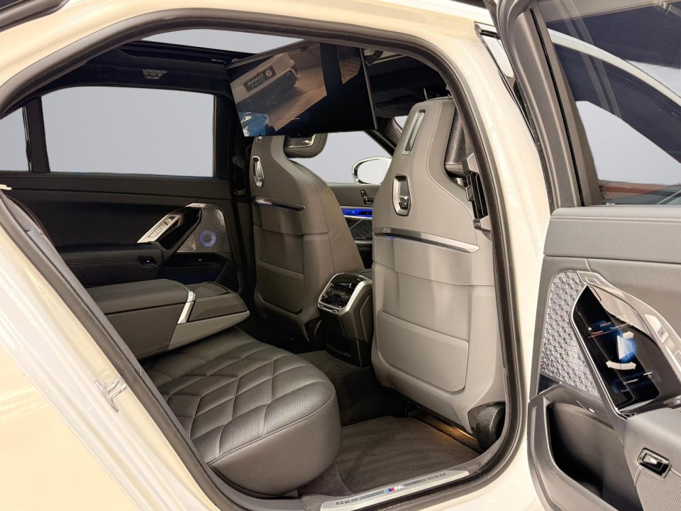 BMW i7 xDrive60 M-Sport - foto 24