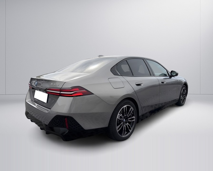BMW Seria 5 530e xDrive M-Sport (3)