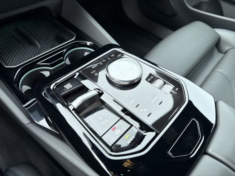 BMW Seria 5 530e xDrive M-Sport - foto 9