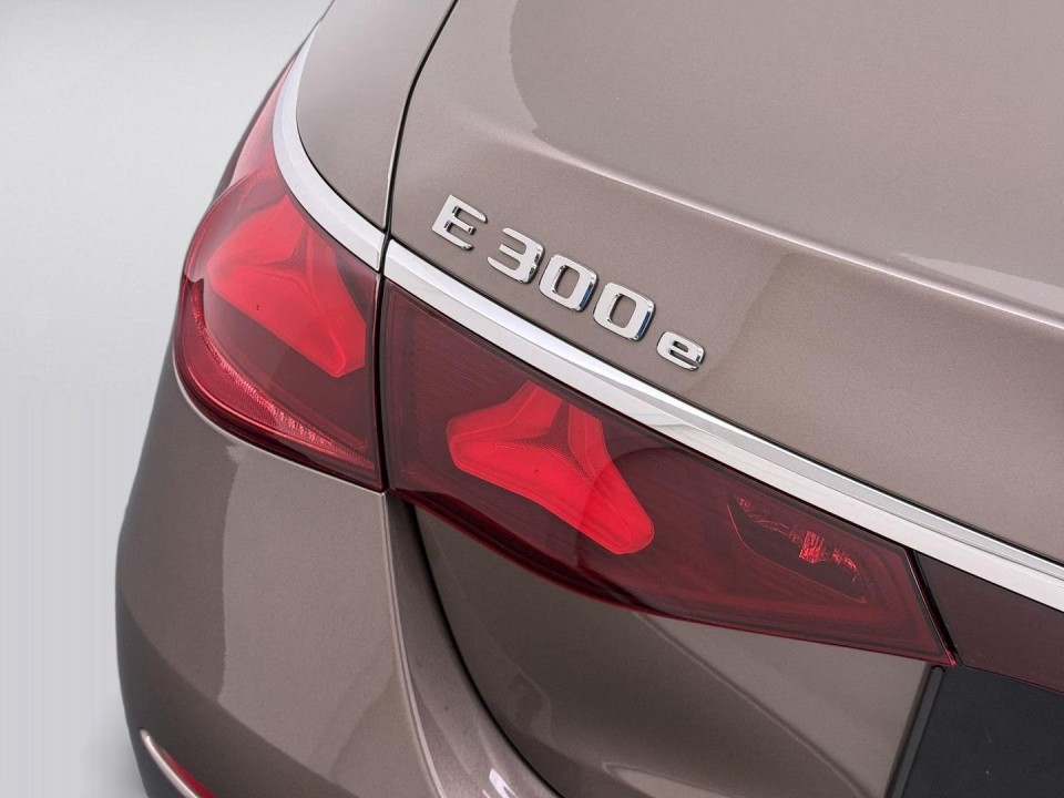 Mercedes-Benz E 300e 4MATIC Exclusive - foto 37