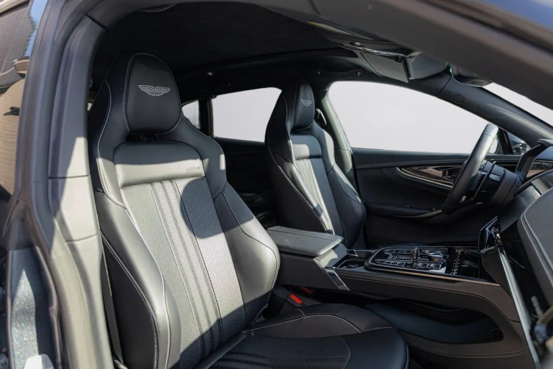 Aston Martin DBX 707 - foto 16