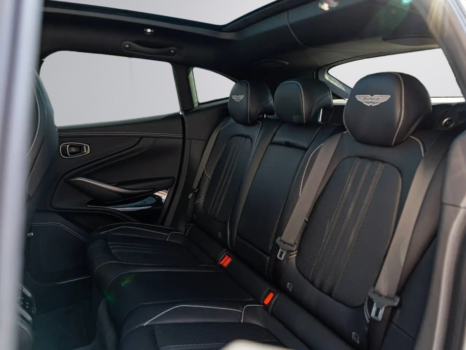 Aston Martin DBX 707 - foto 23