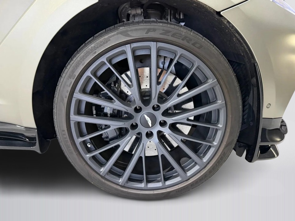 Aston Martin DBX 707 - foto 34