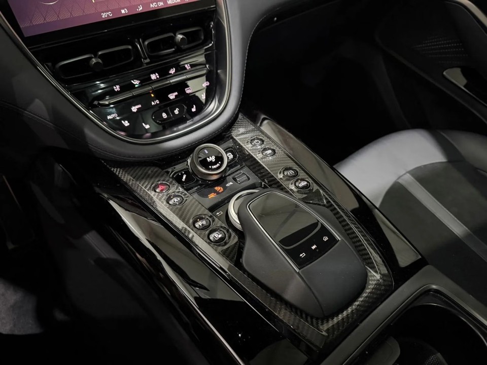 Aston Martin DBX 707 - foto 14