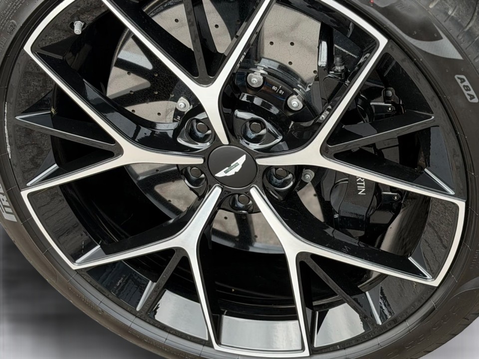 Aston Martin DBX 707 - foto 37