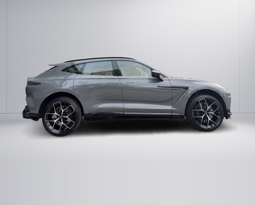 Aston Martin DBX 707 (2)