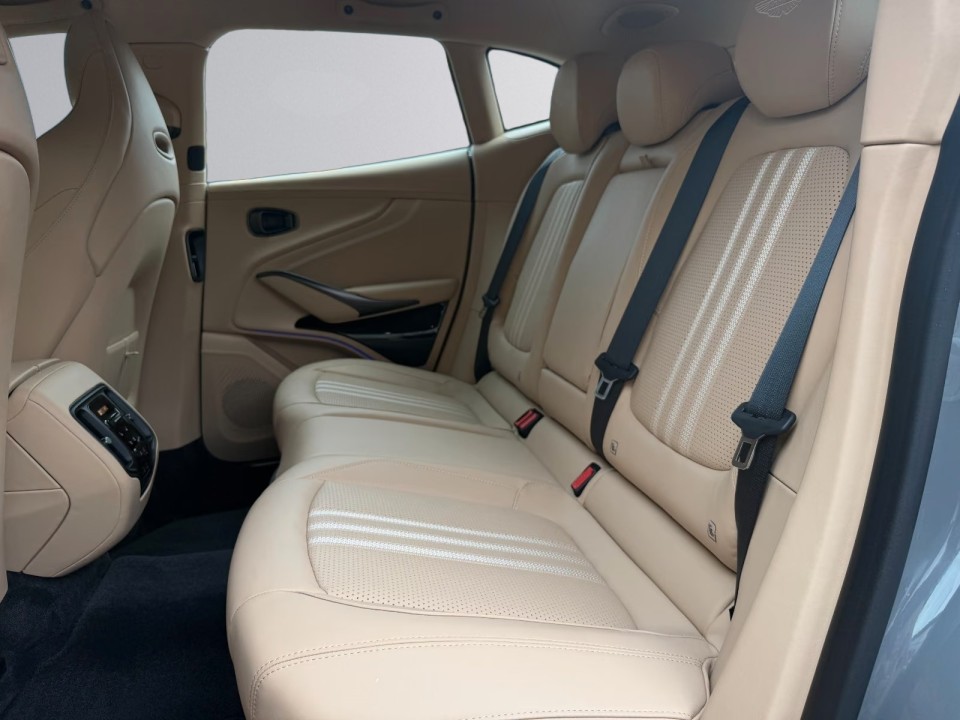 Aston Martin DBX 707 - foto 13