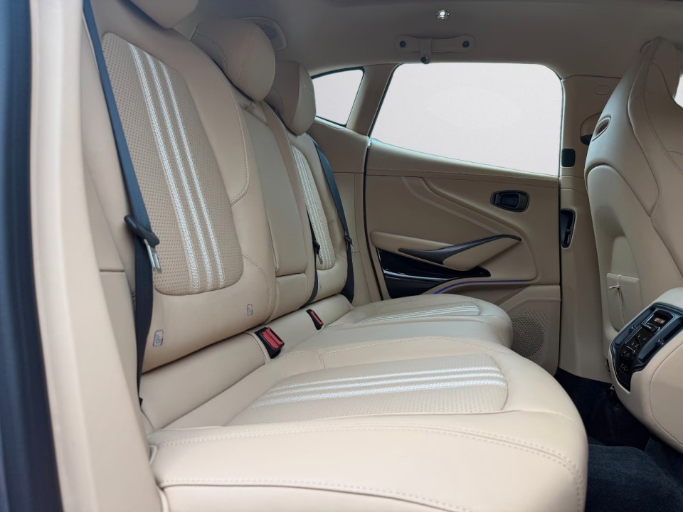 Aston Martin DBX 707 - foto 14