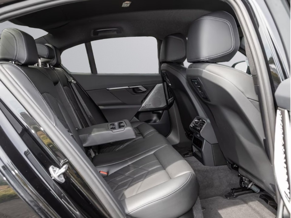 BMW 5 Series 2025 — imagine 18