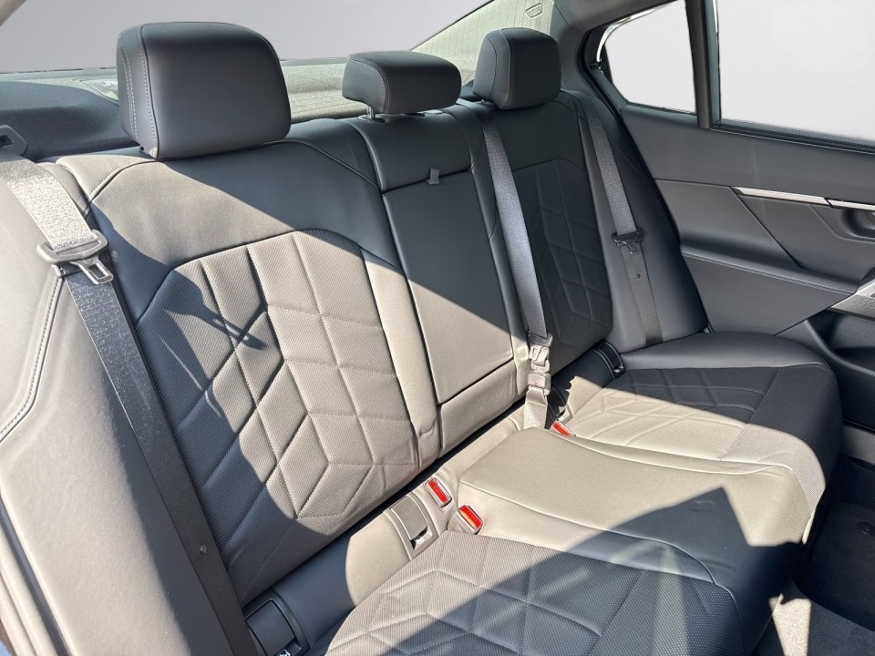 BMW 5 Series 2025 — imagine 16