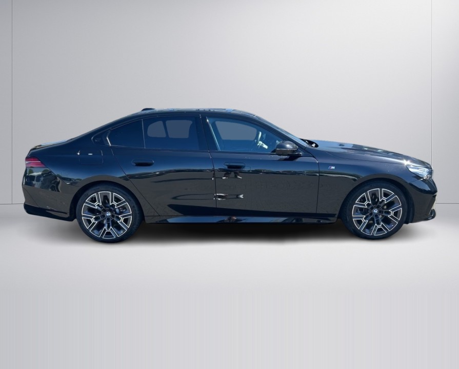 BMW Seria 5 520d xDrive M-Sport (2)