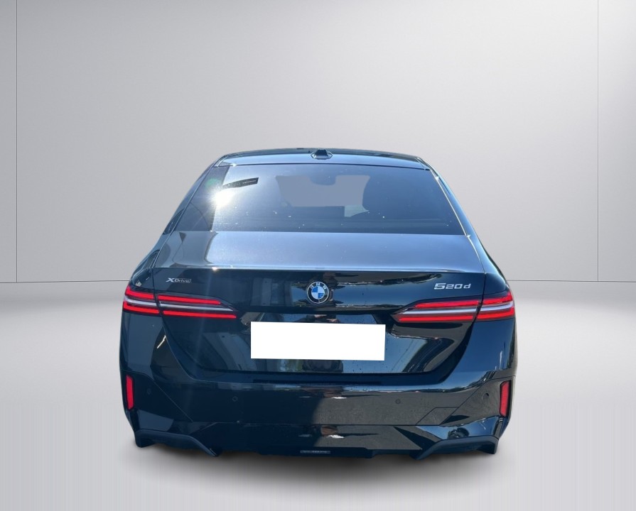 BMW Seria 5 520d xDrive M-Sport (4)