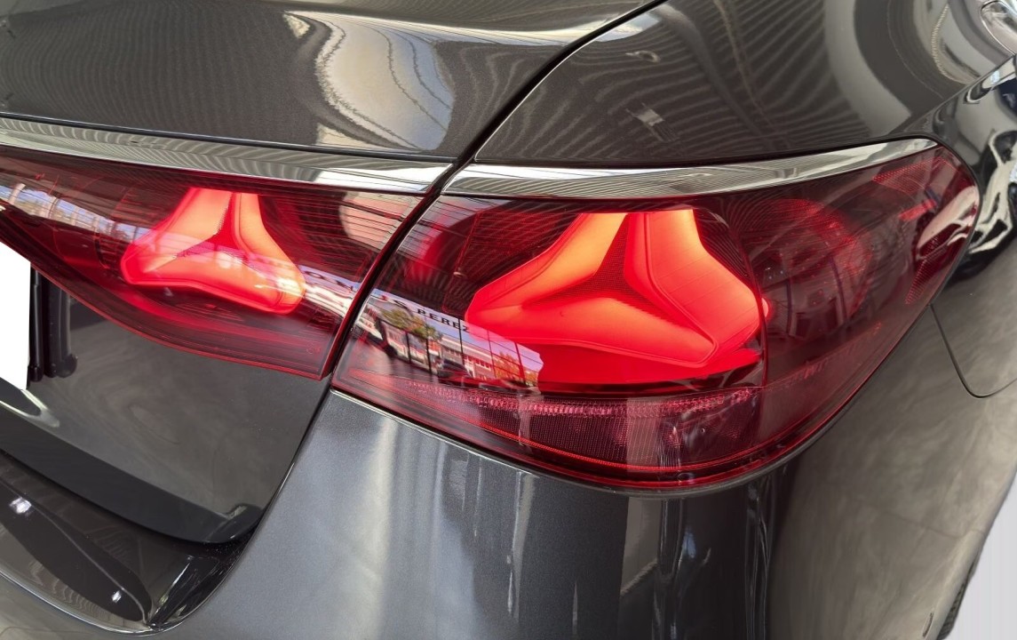 Mercedes-Benz E 200 AMG Line - foto 21