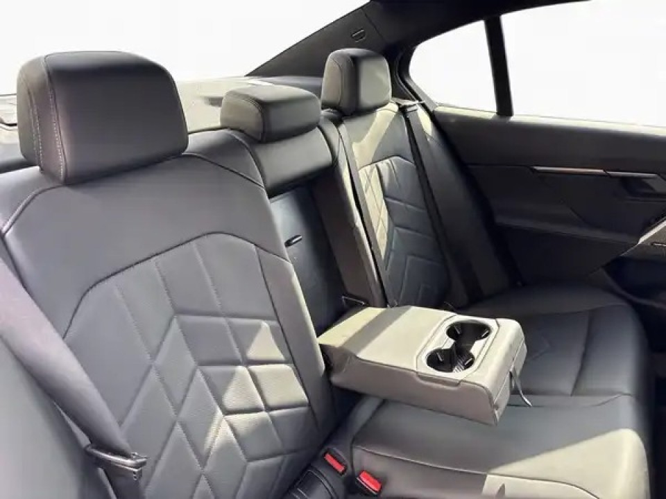 BMW Seria 5 530e xDrive M-Sport - foto 11