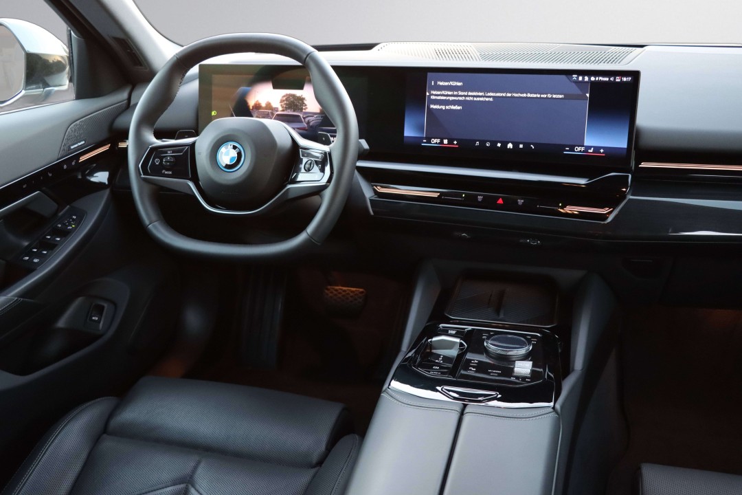 BMW Seria 5 530e xDrive - foto 12