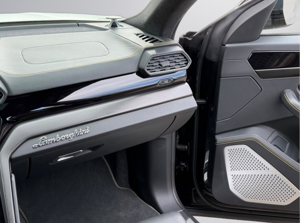 Lamborghini URUS - foto 25