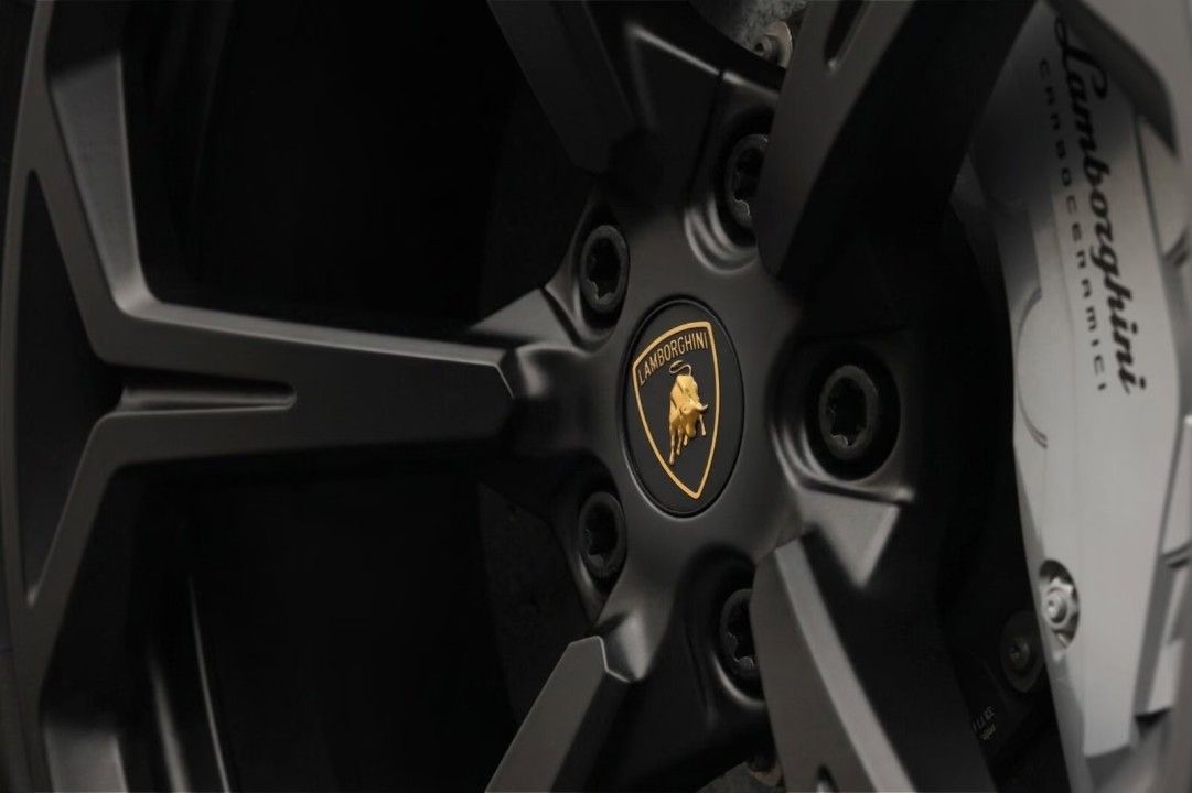 Lamborghini URUS - foto 27