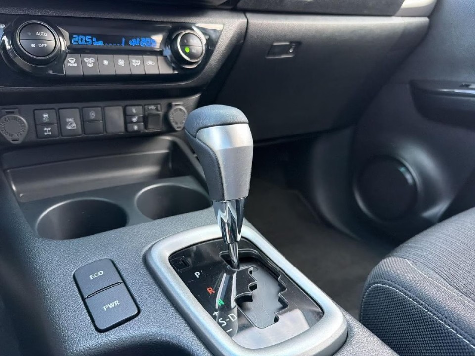 Toyota Hilux 2,4D Comfort - foto 11