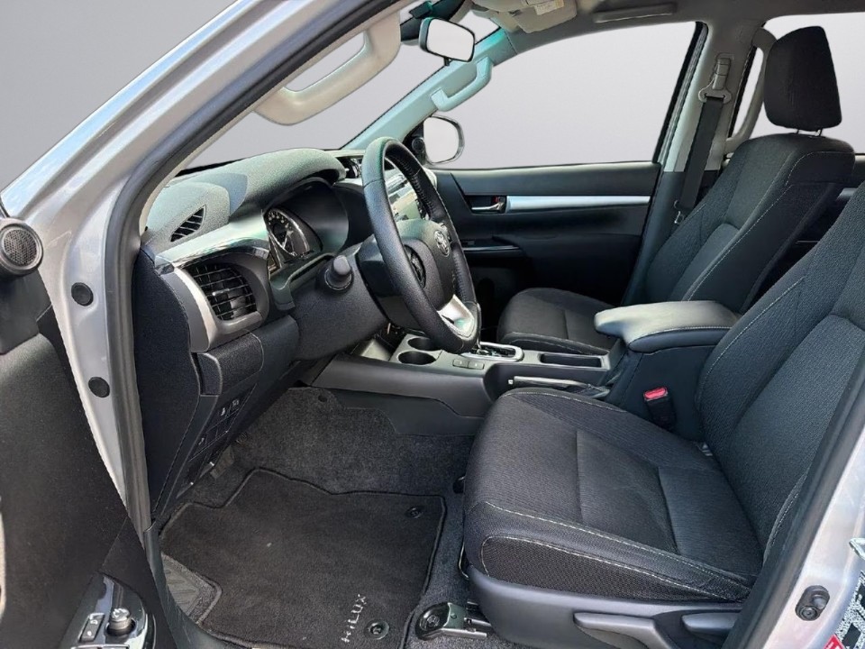 Toyota Hilux 2,4D Comfort - foto 9