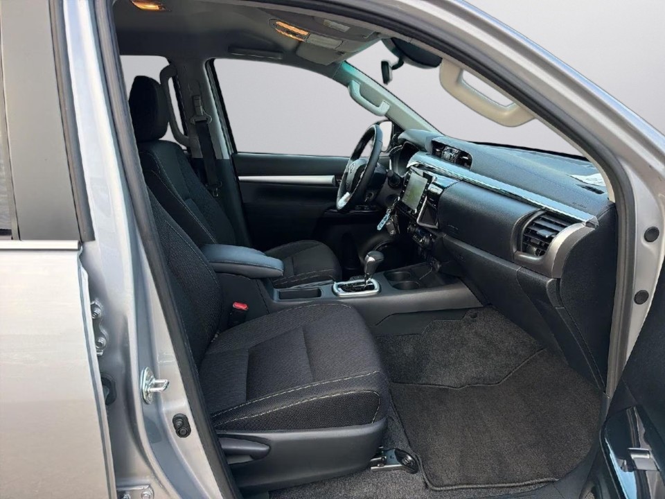 Toyota Hilux 2,4D Comfort - foto 10