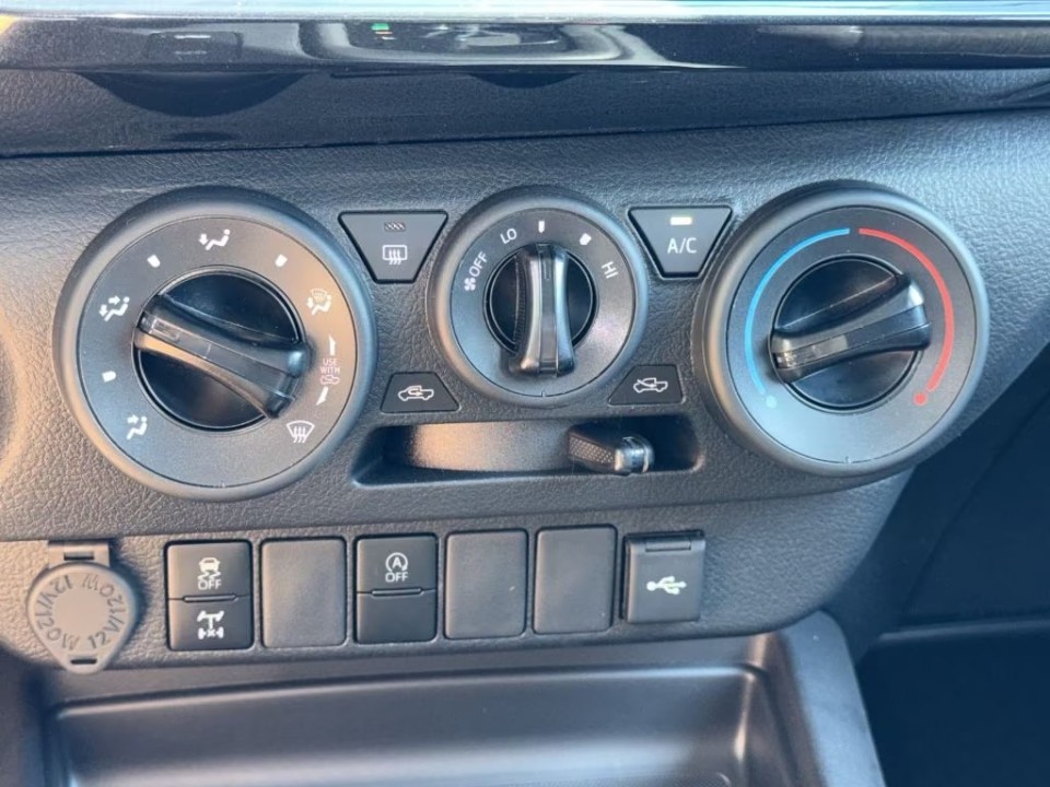 Toyota Hilux 2.4D - foto 11