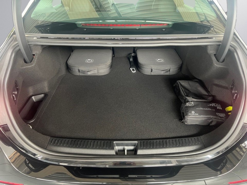 Mercedes-Benz E 300e Avantgarde - foto 30