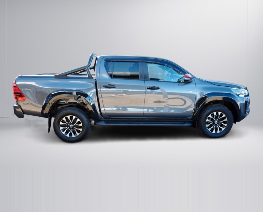 Toyota Hilux 2.8 D-4D GR Sport (2)