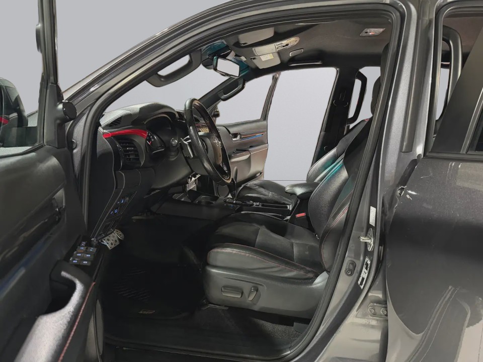 Toyota Hilux 2.8 D-4D 4WD GR Sport (2)