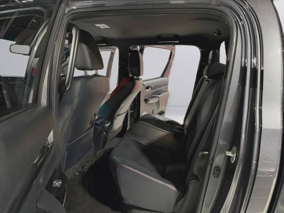 Toyota Hilux 2.8 D-4D 4WD GR Sport (3)