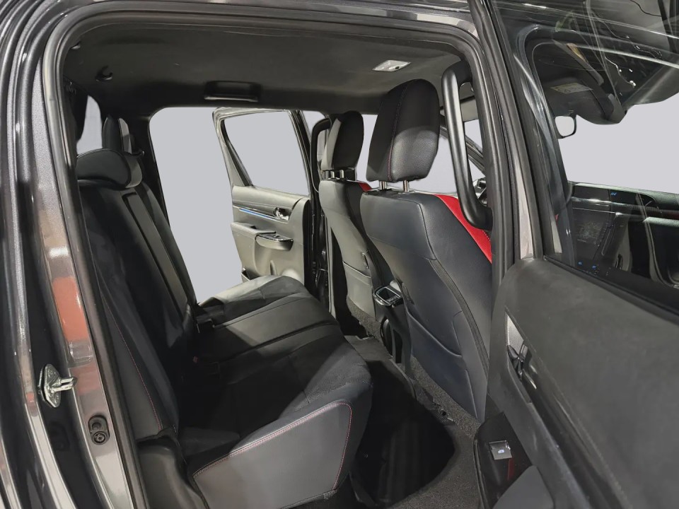 Toyota Hilux 2.8 D-4D 4WD GR Sport (4)