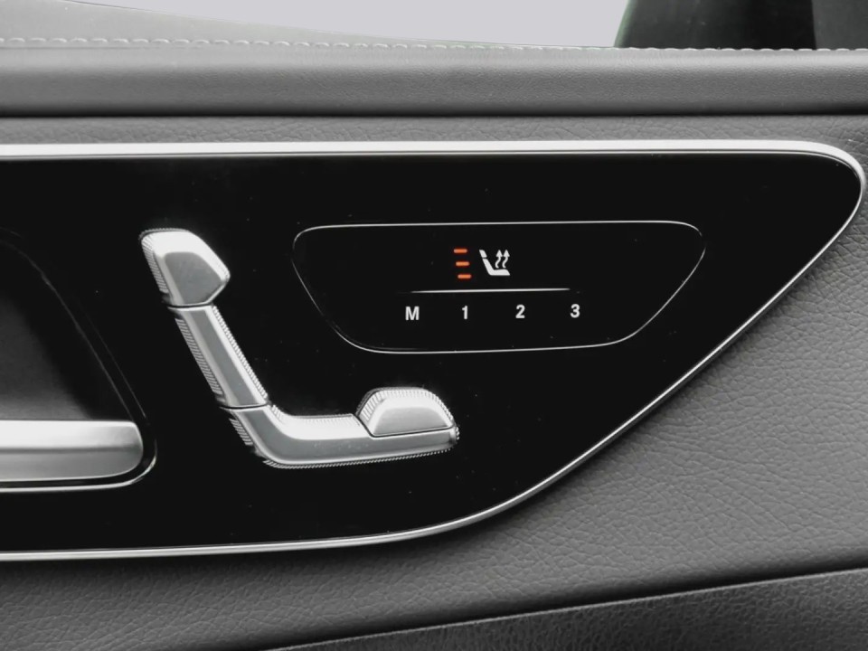 Mercedes-Benz E 220d 4MATIC AMG Line - foto 8