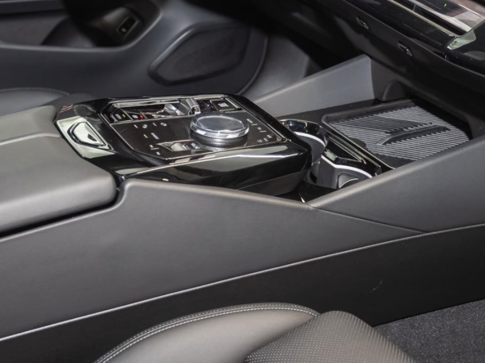BMW Seria 5 530e M-Sport - foto 11