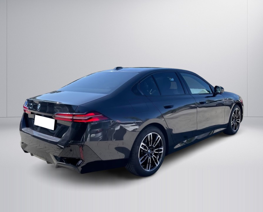 BMW Seria 5 550e xDrive M-Sport (3)