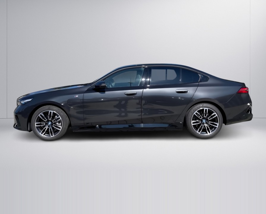 BMW Seria 5 550e xDrive M-Sport (2)