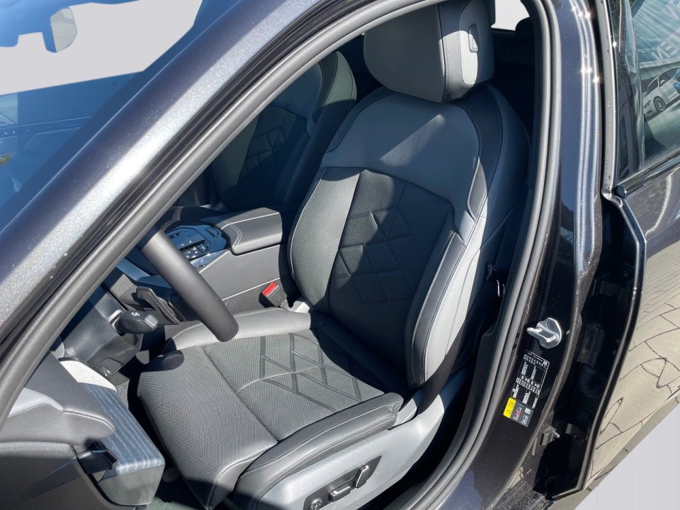 BMW Seria 5 550e xDrive M-Sport (4)