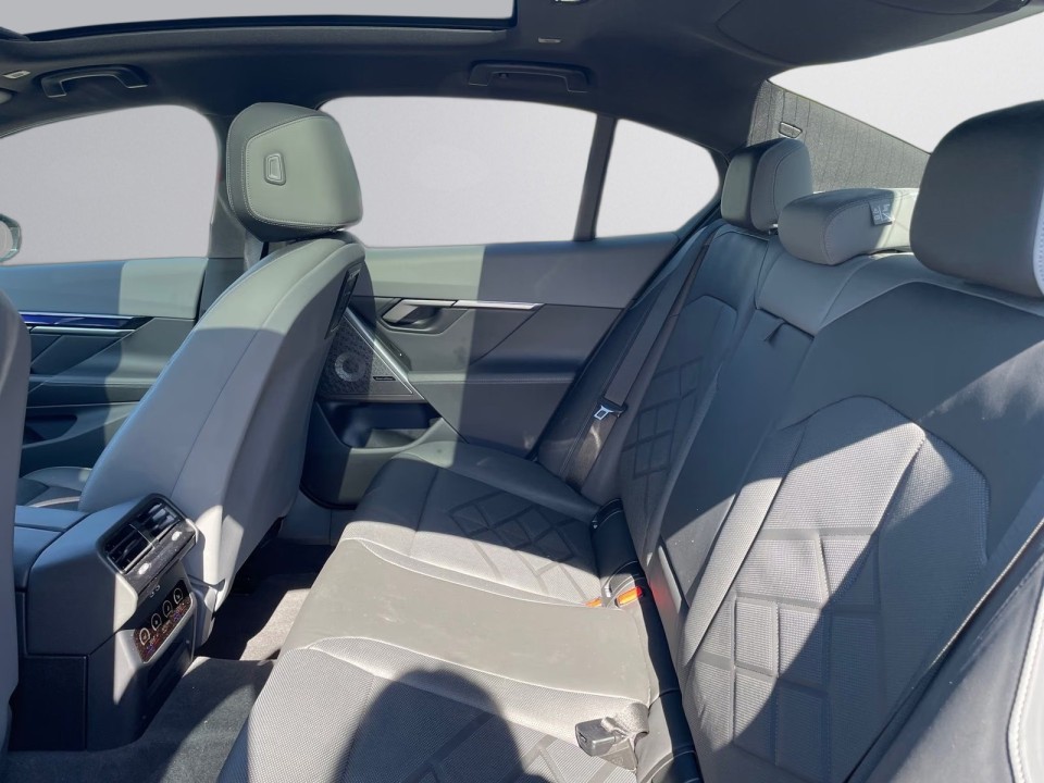 BMW Seria 5 550e xDrive M-Sport (5)