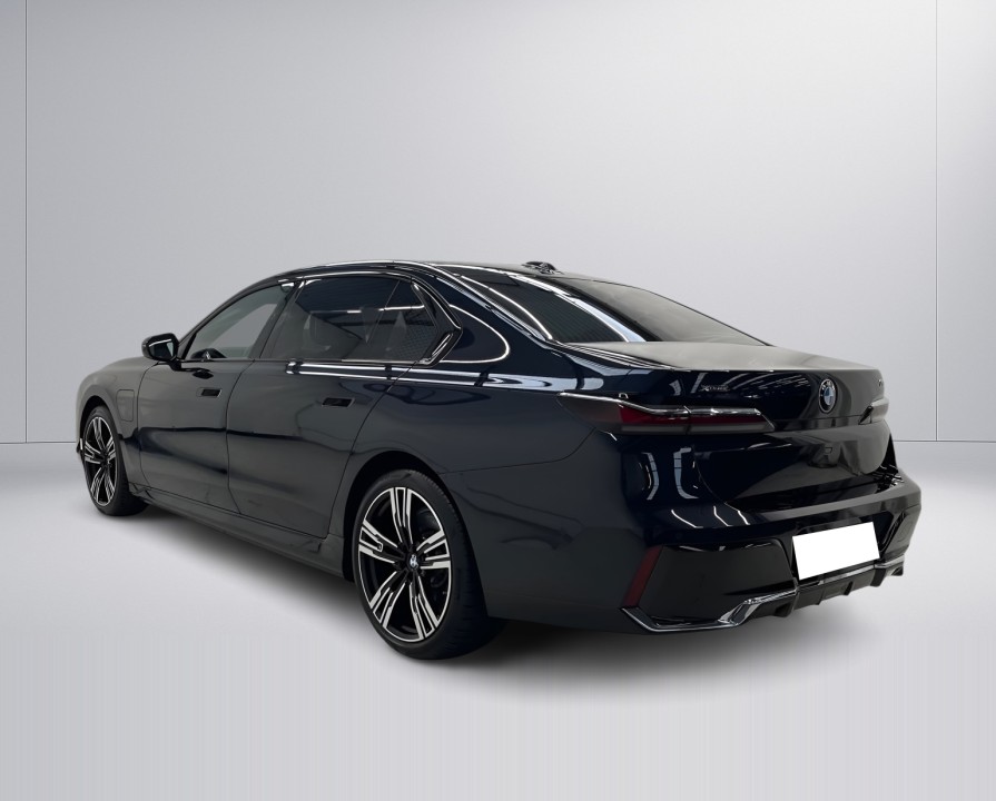 BMW Seria 7 750e xDrive M-Sport (3)