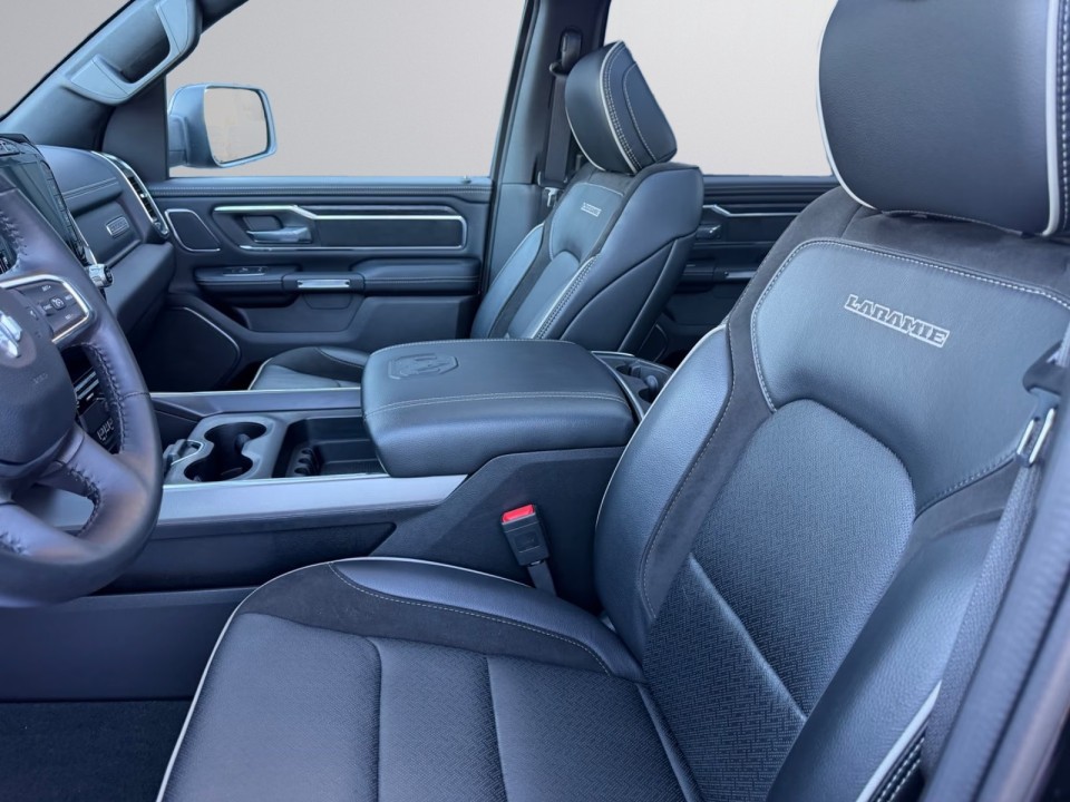Dodge RAM 1500 Laramie Night Edition - foto 7