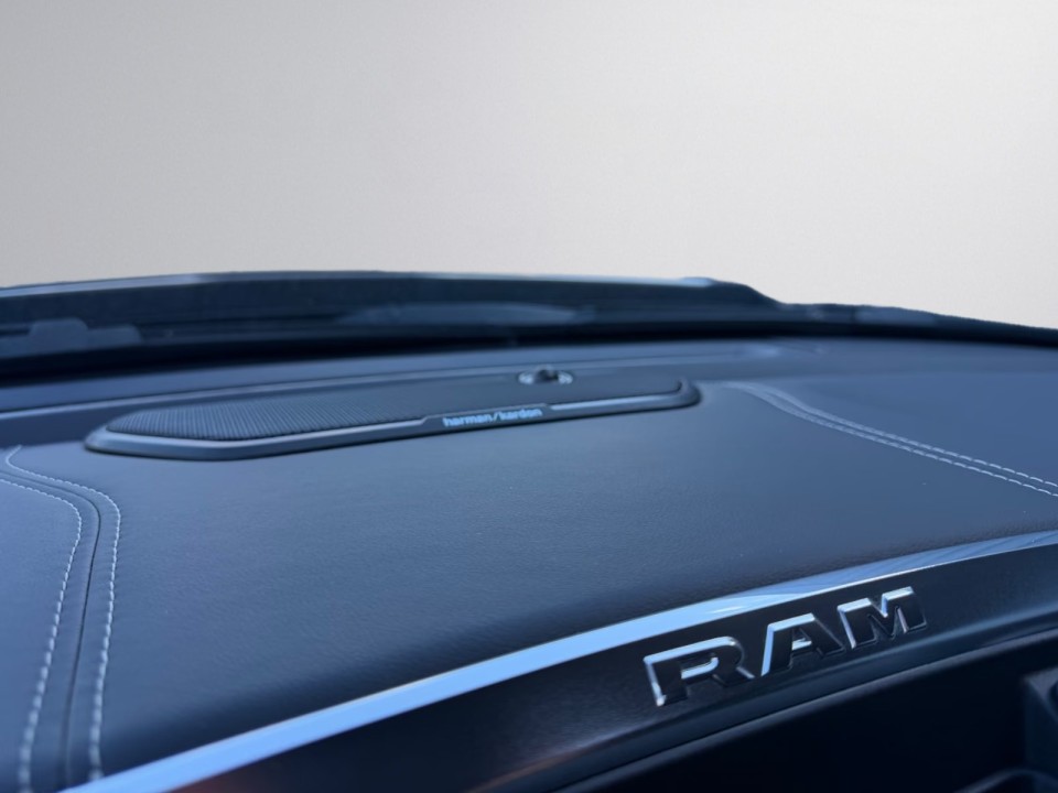Dodge RAM 1500 Laramie Night Edition - foto 15