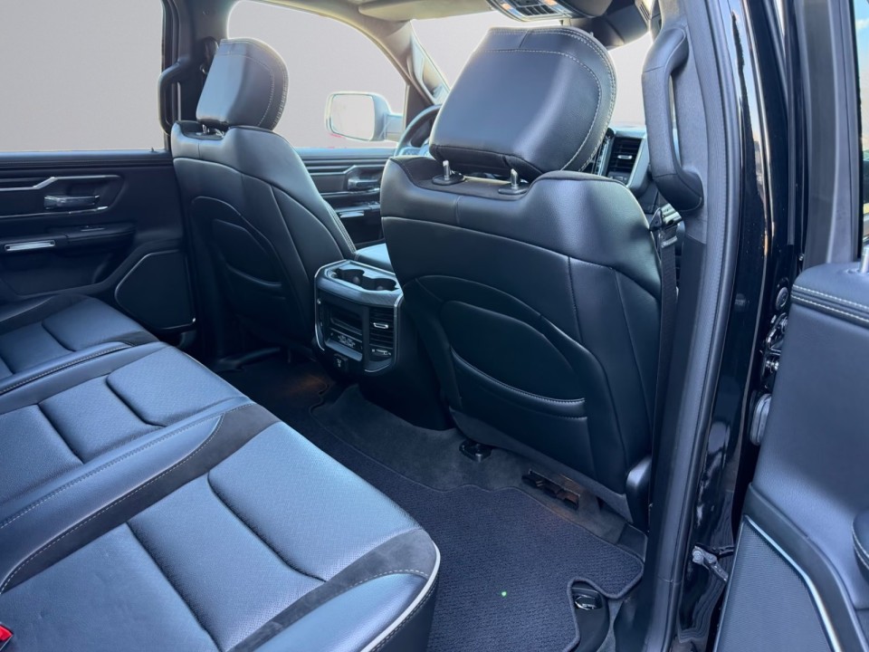 Dodge RAM 1500 Laramie Night Edition - foto 9