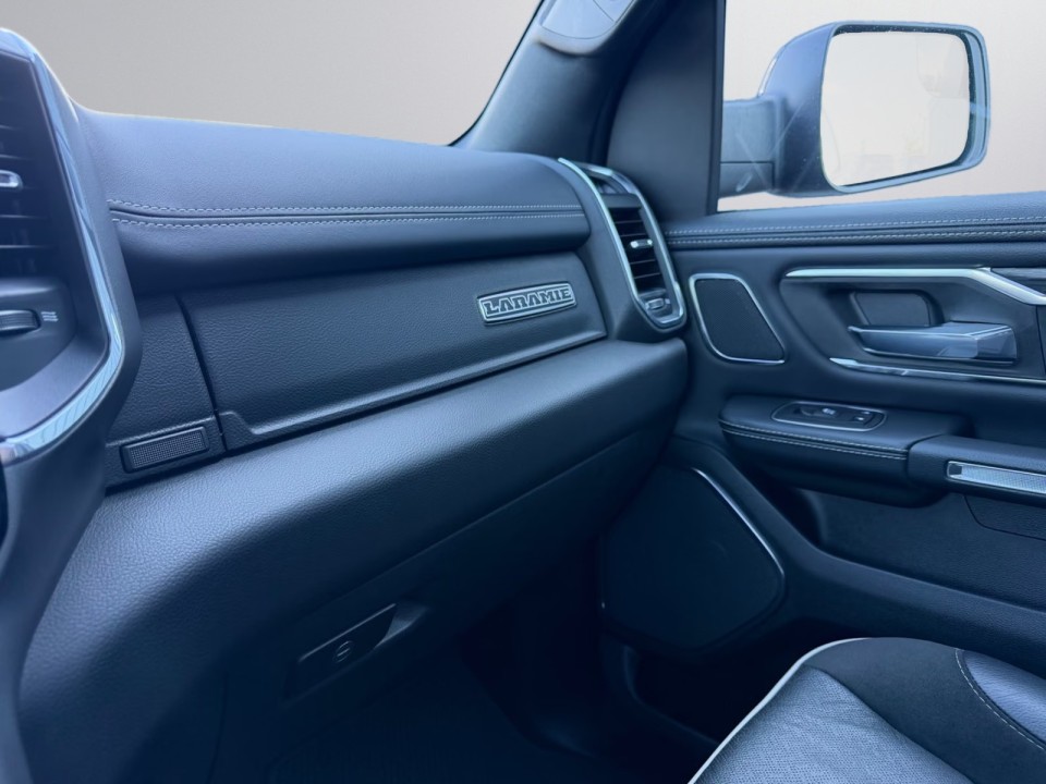 Dodge RAM 1500 Laramie Night Edition - foto 11