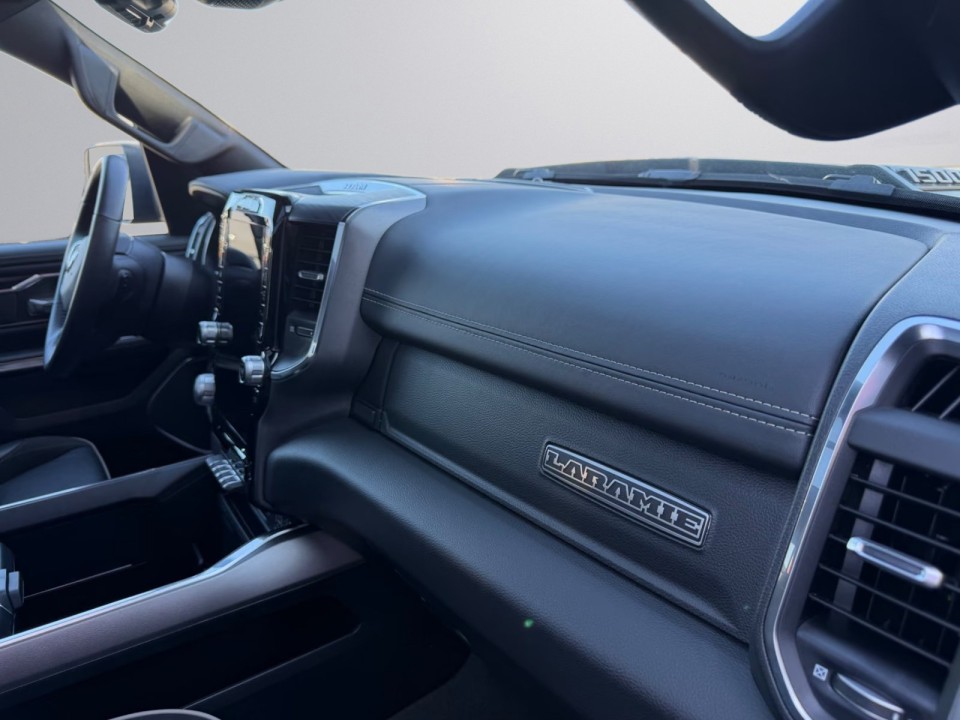 Dodge RAM 1500 Laramie Night Edition - foto 10