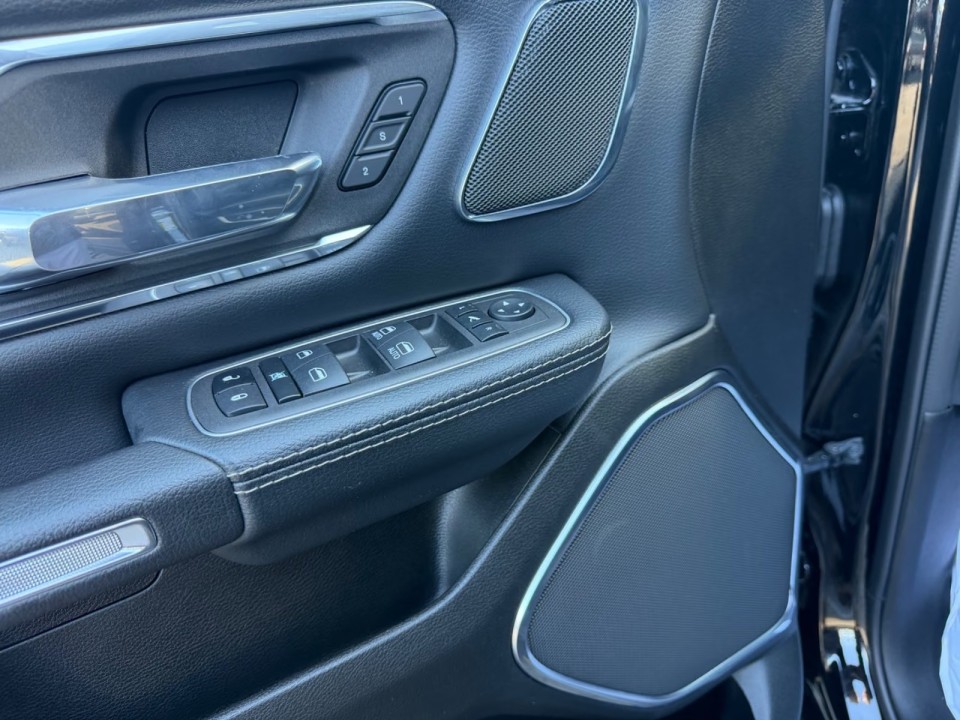Dodge RAM 1500 Laramie Night Edition - foto 14