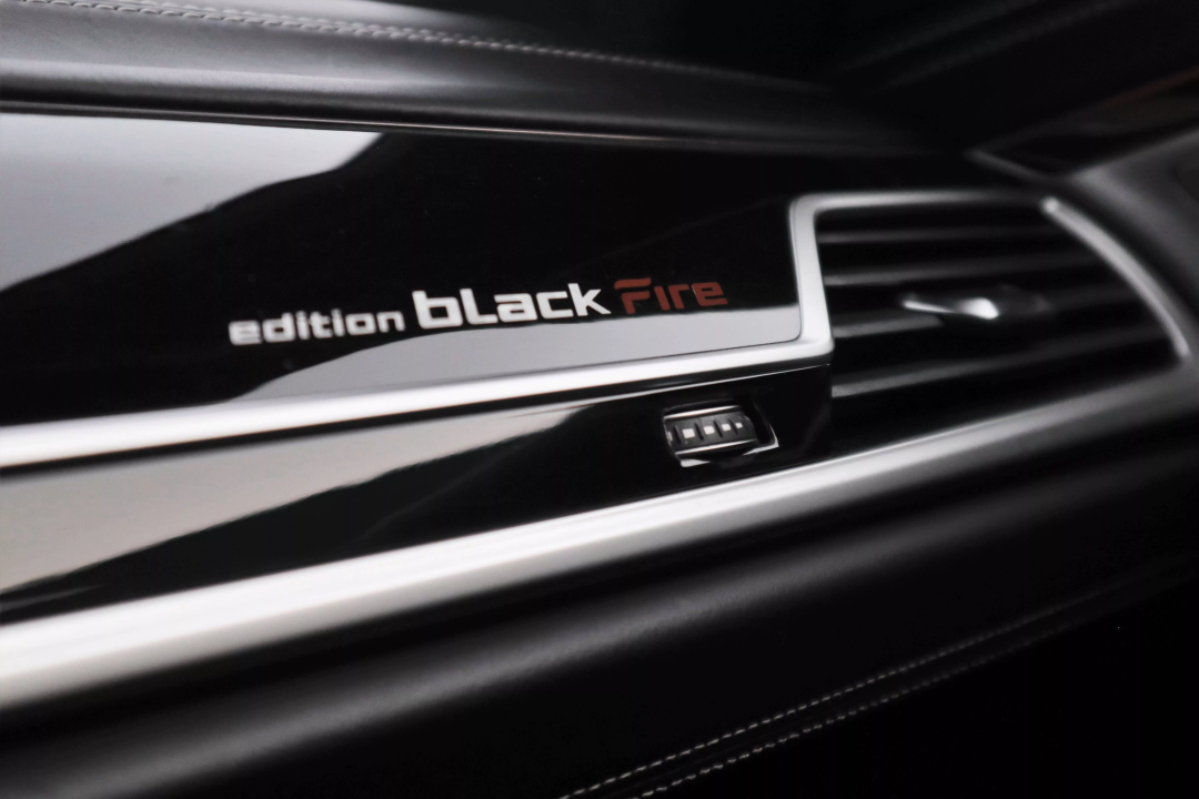 BMW Seria 7 730d XDrive 265CP M-Sport Black Fire Edition (4)