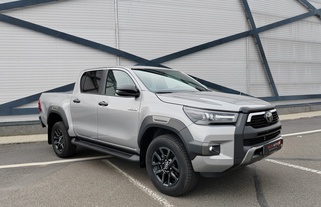 Toyota Hilux Double Cab 2.8D AT INVINCIBLE