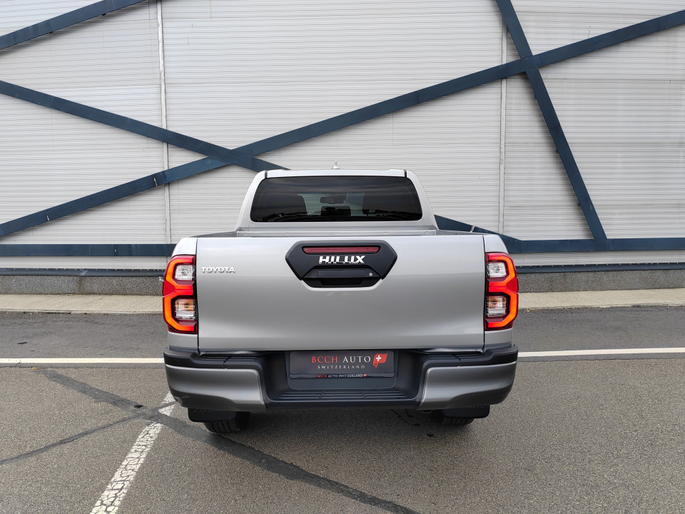 Toyota Hilux Double Cab 2.8D AT INVINCIBLE (4)