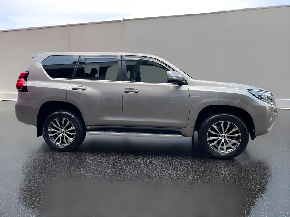 Toyota Land Cruiser 2.8 D-4D Executive (2)