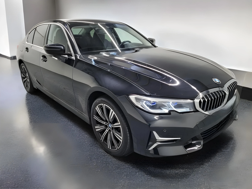 BMW Seria 3 330 i Luxury Line (1)