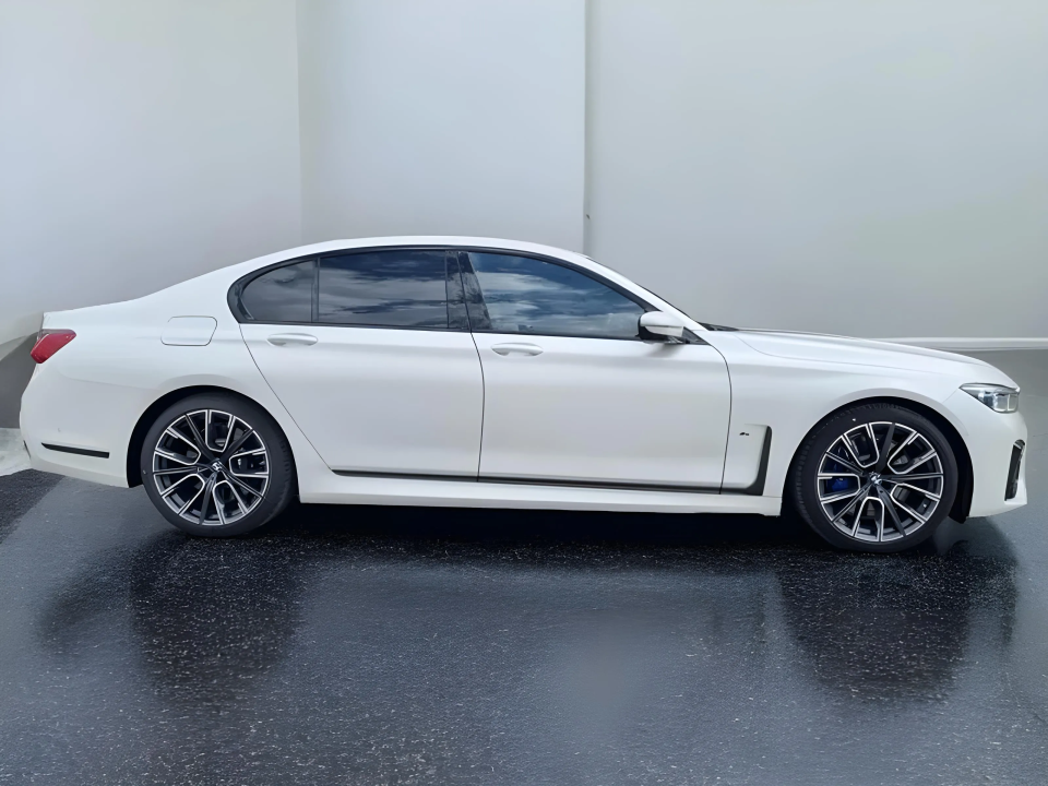 BMW Seria 7 750 i xDrive (2)